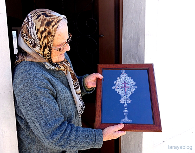 Teresa muestra una foto del lignum crucis de Veracruz a la puerta de su casa